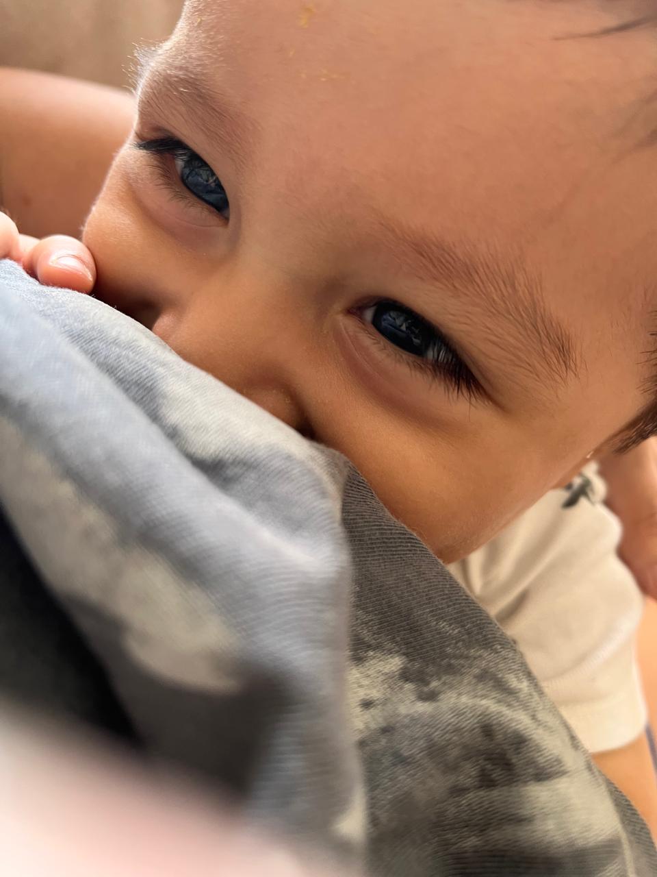 Bebé mirando con ojos grandes mientras es amamantado